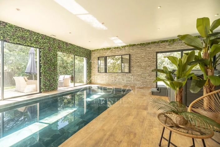 Image No.4-10 Bed House for sale