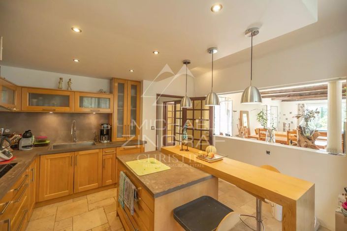 Image No.7-10 Bed House for sale