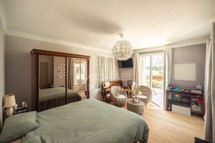 Image No.8-10 Bed House for sale