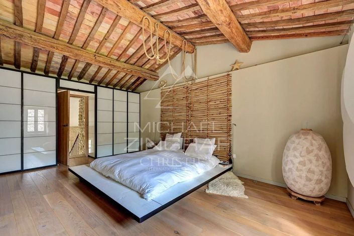 Image No.8-5 Bed House for sale