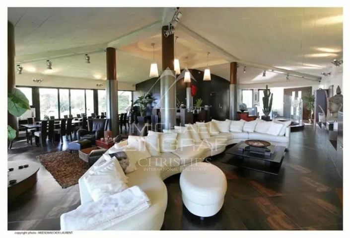 Image No.8-5 Bed House for sale