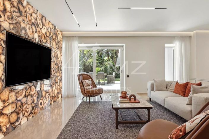 Image No.8-5 Bed House for sale