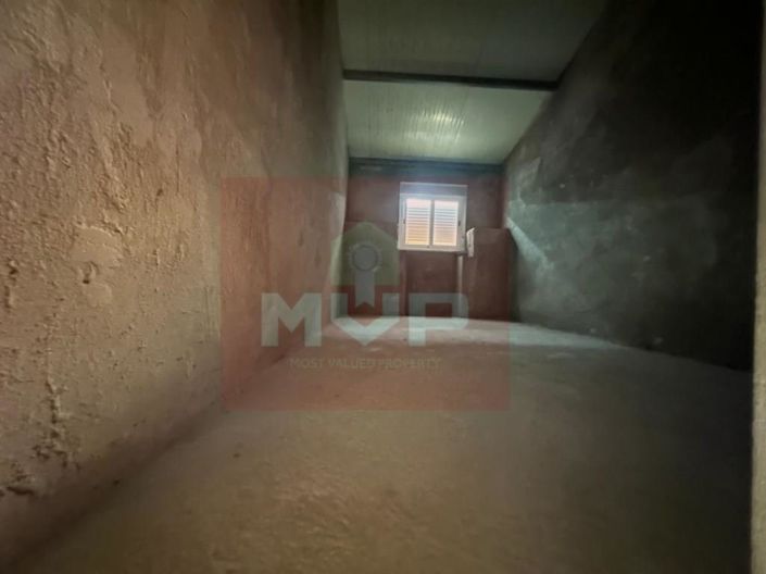 Image No.8-8 Bed House for sale