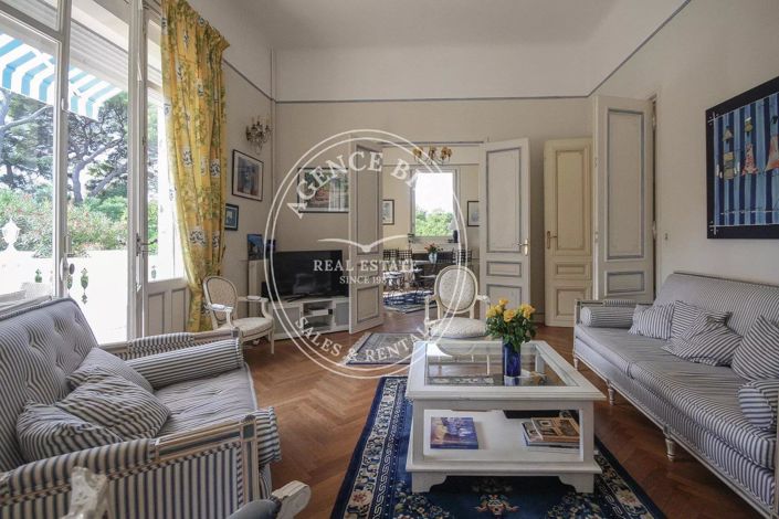 Image No.5-8 Bed House for sale