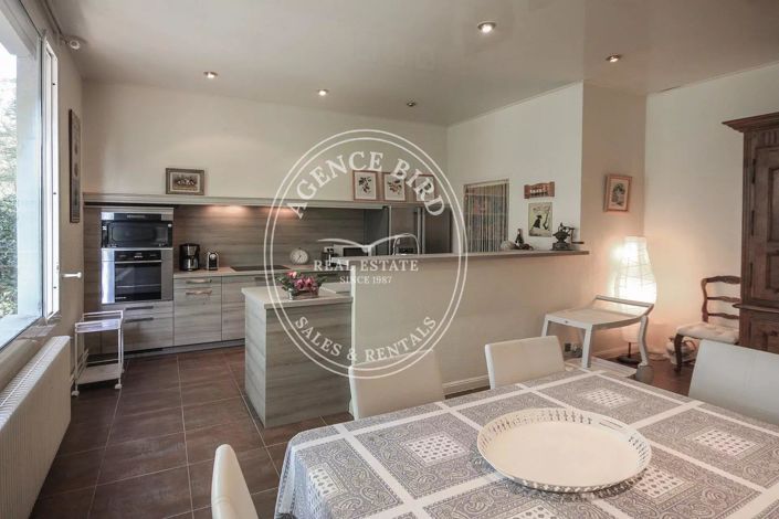 Image No.6-8 Bed House for sale