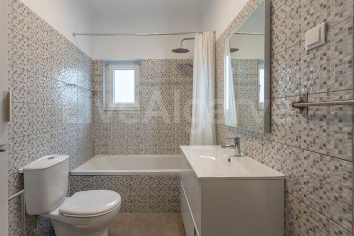 Image No.22-4 Bed House for sale