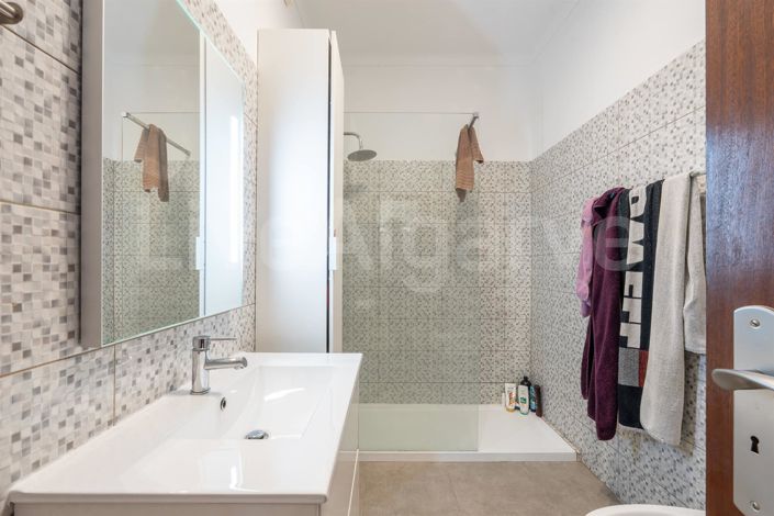 Image No.25-4 Bed House for sale