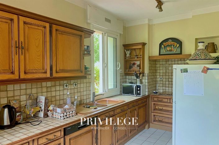 Image No.8-5 Bed House for sale