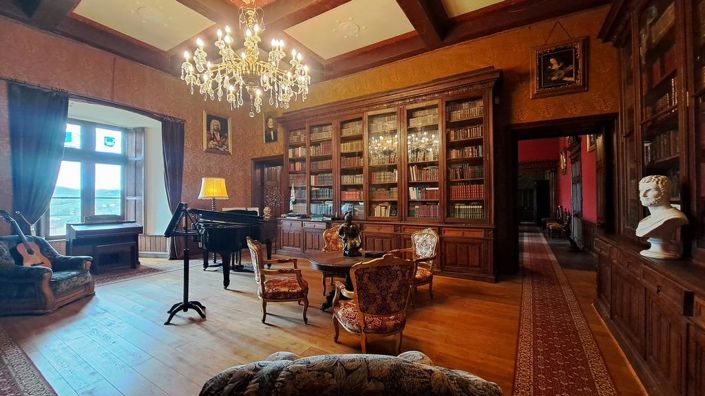 Image No.12-23 Bed Property for sale