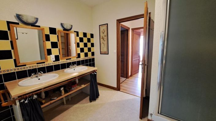 Image No.19-15 Bed Property for sale