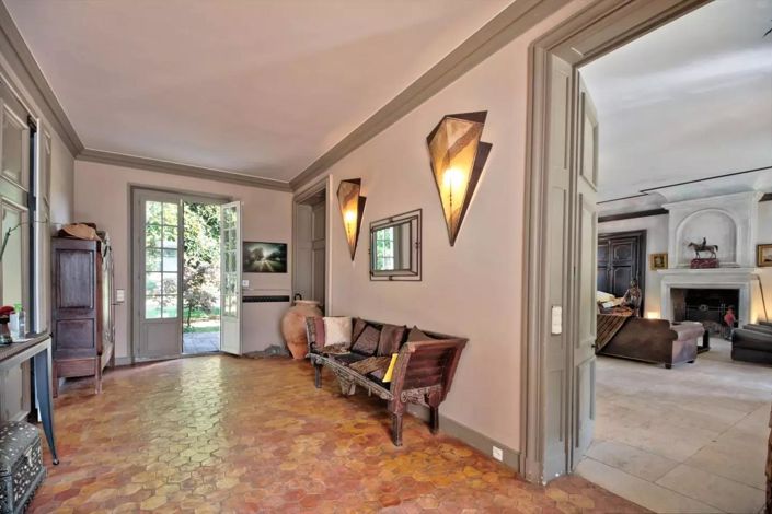 Image No.15-6 Bed Property for sale