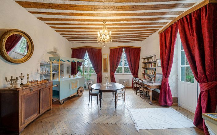 Image No.8-7 Bed Property for sale