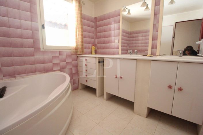 Image No.8-4 Bed House for sale