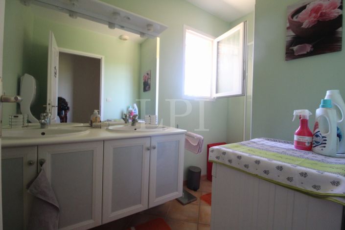 Image No.8-4 Bed House for sale