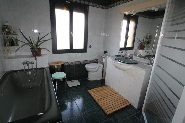 Image No.9-3 Bed House for sale