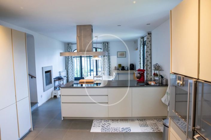 Image No.8-5 Bed House for sale