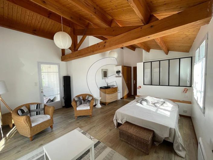 Image No.8-5 Bed House for sale