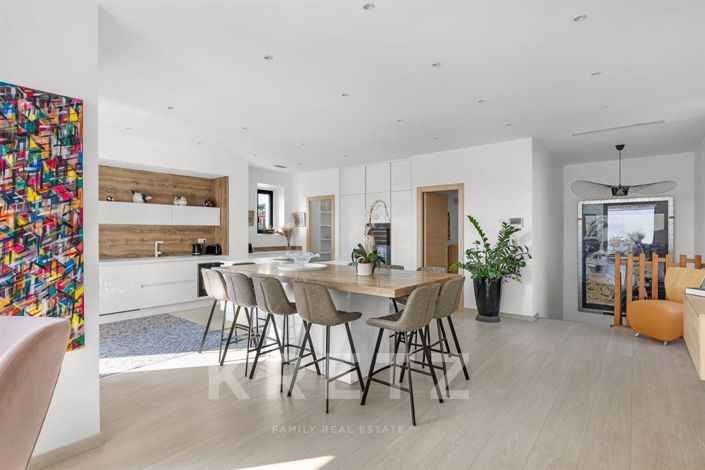 Image No.2-4 Bed House for sale