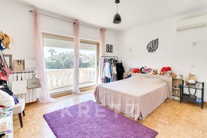 Image No.8-5 Bed House for sale