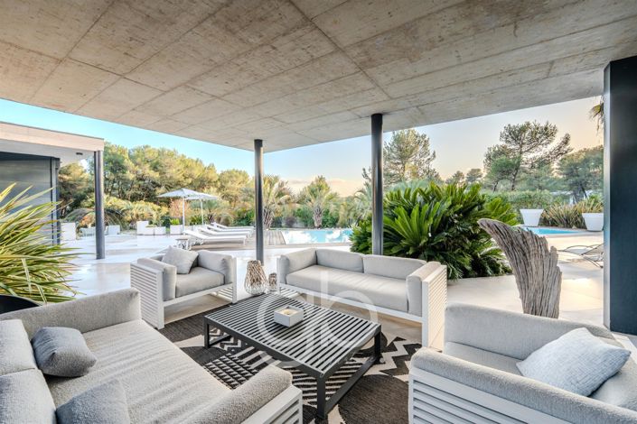 Image No.6-5 Bed House for sale