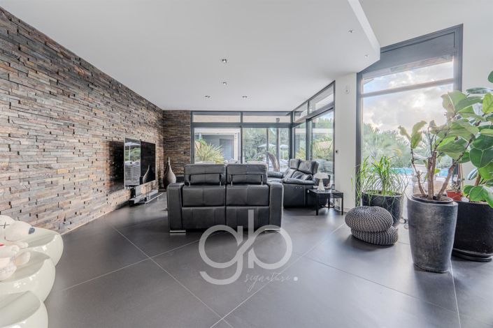 Image No.6-5 Bed House for sale