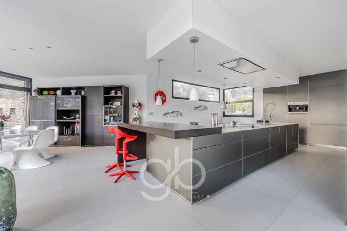 Image No.8-5 Bed House for sale