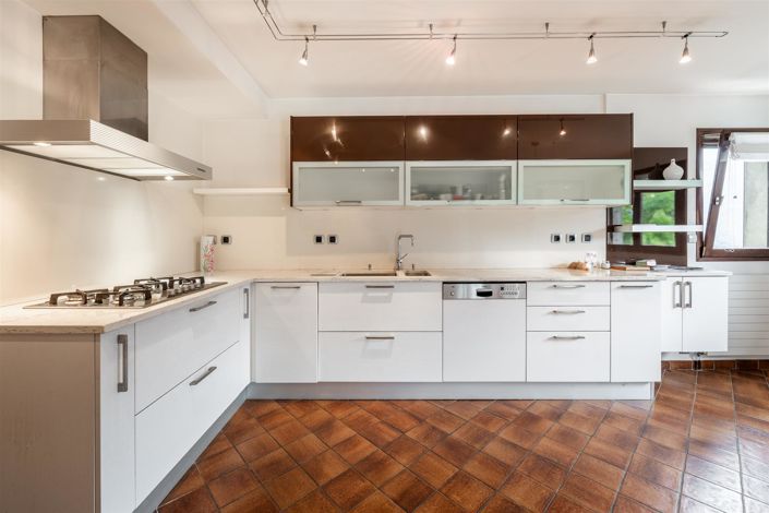 Image No.8-6 Bed House for sale