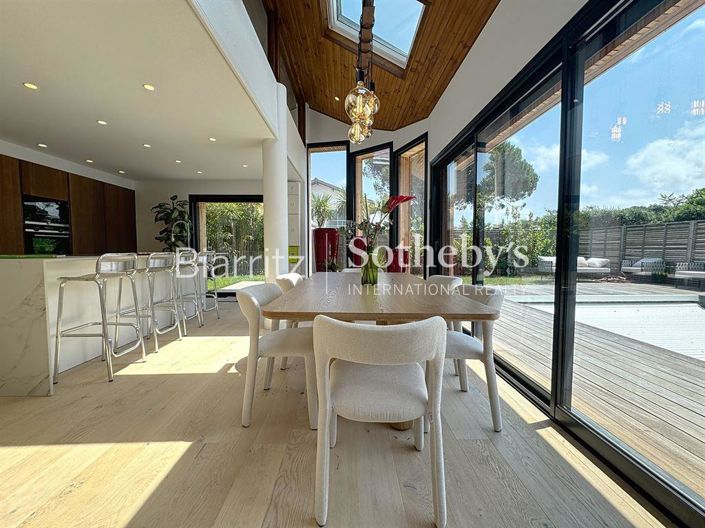 Image No.2-4 Bed House for sale