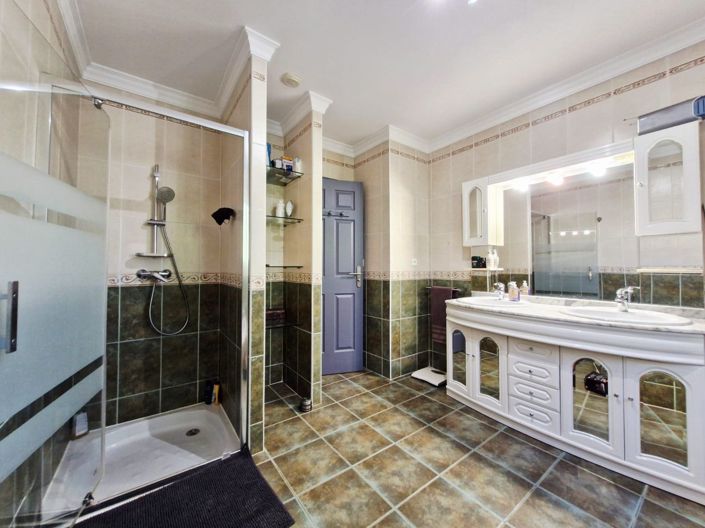 Image No.8-4 Bed House for sale