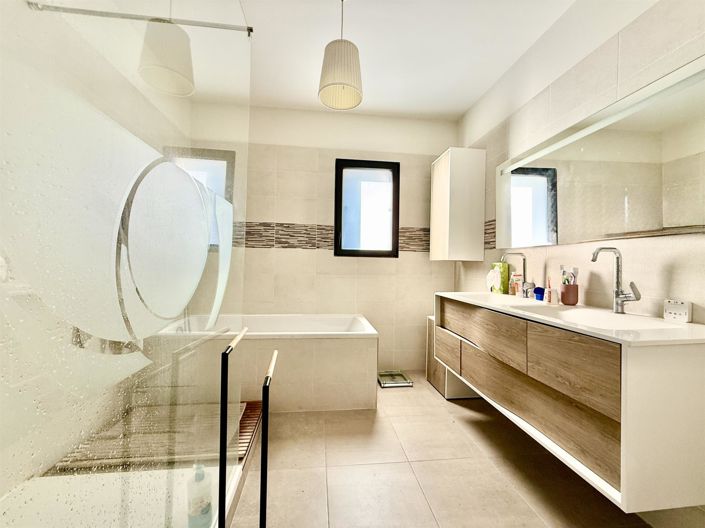 Image No.9-4 Bed House for sale