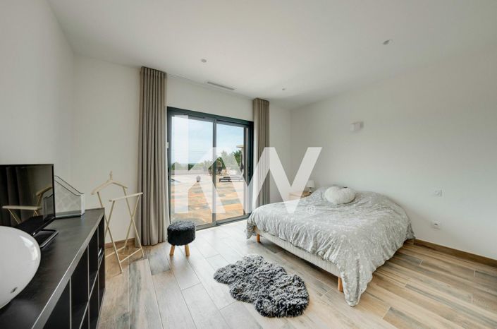 Image No.10-5 Bed Property for sale