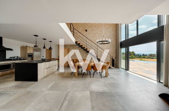 Image No.5-5 Bed Property for sale