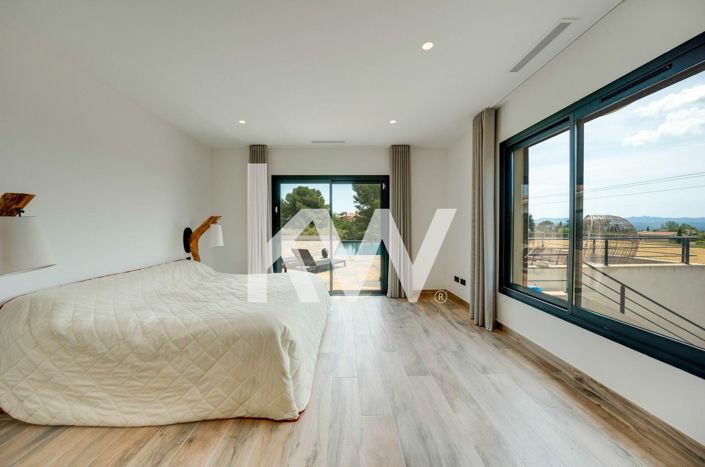 Image No.7-5 Bed Property for sale