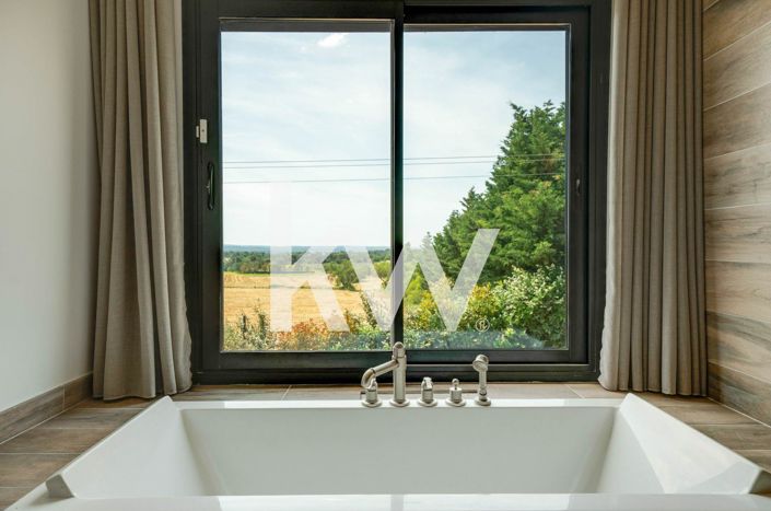 Image No.8-5 Bed Property for sale