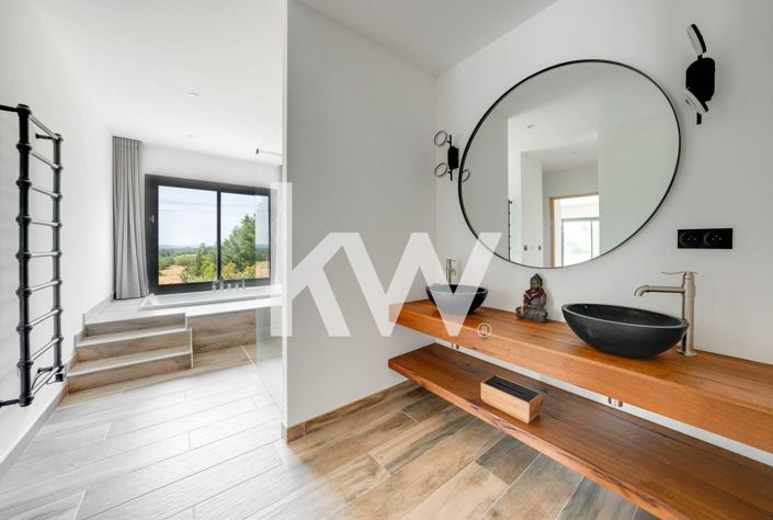 Image No.9-5 Bed Property for sale