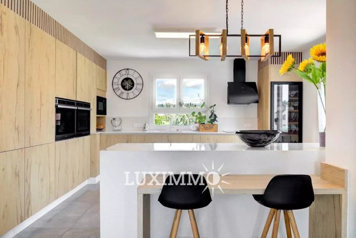 Image No.6-5 Bed House for sale