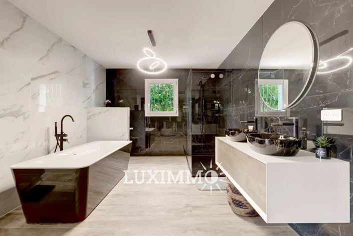 Image No.8-5 Bed House for sale