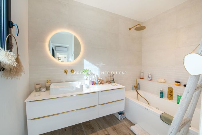 Image No.14-3 Bed House for sale