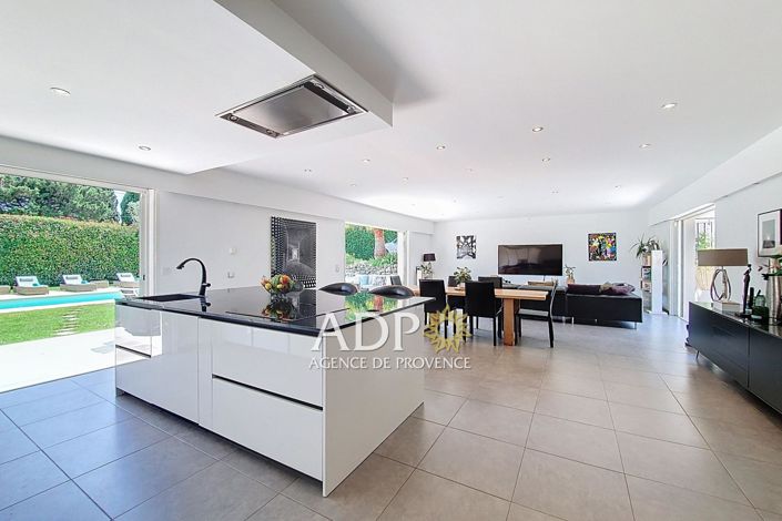 Image No.7-4 Bed House for sale