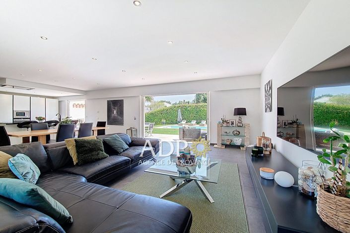 Image No.8-4 Bed House for sale