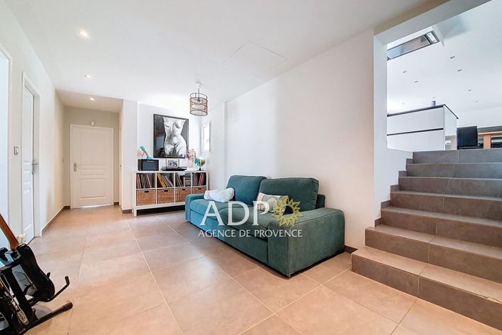 Image No.9-4 Bed House for sale