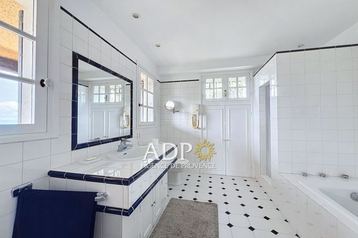 Image No.16-4 Bed House for sale