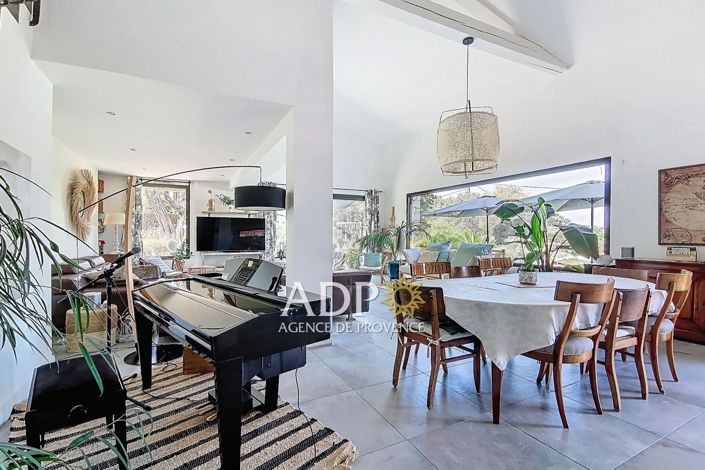 Image No.10-6 Bed House for sale