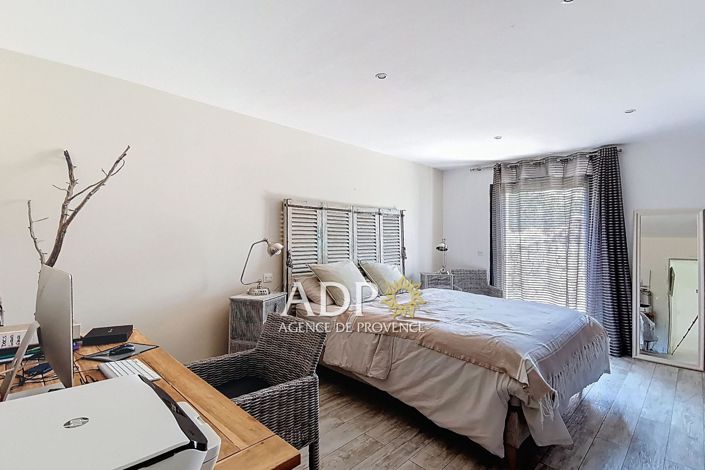 Image No.19-6 Bed House for sale