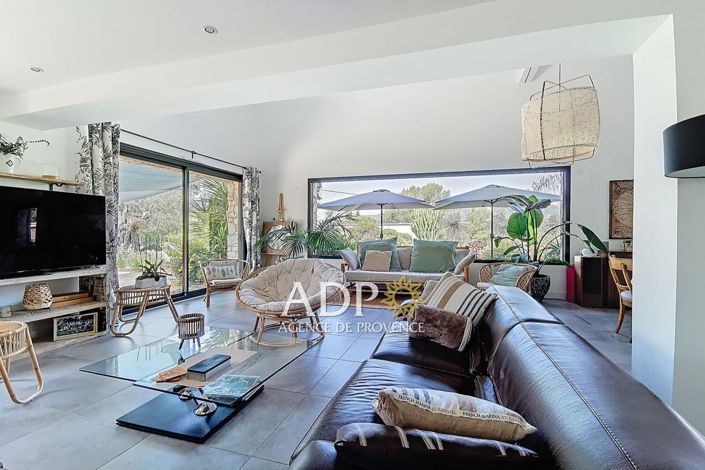 Image No.8-6 Bed House for sale