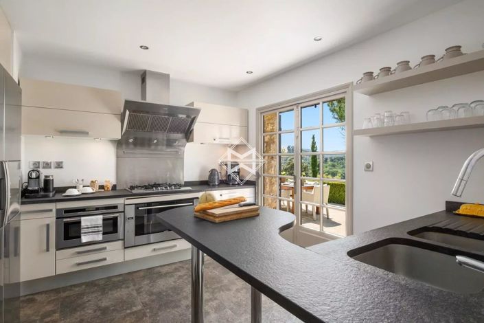 Image No.9-6 Bed House for sale