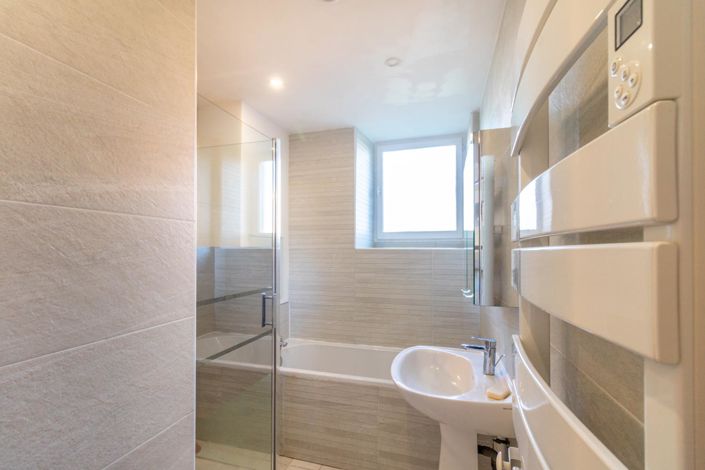 Image No.9-5 Bed House for sale