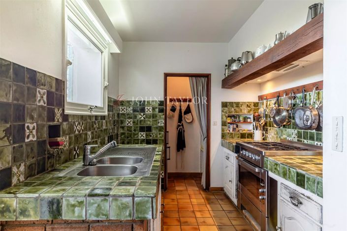 Image No.10-5 Bed House for sale