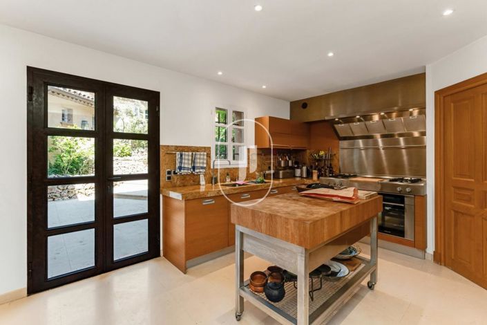 Image No.8-6 Bed House for sale