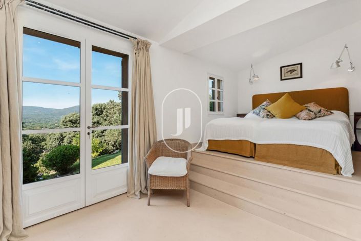 Image No.9-6 Bed House for sale